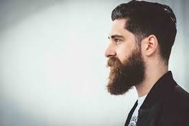 mężczyzna z brodą